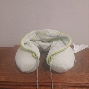 High Sierra Hooded U-Shape Travel Bambu Neck Pillow Quilted Green/White